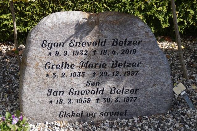 Billede af gravsten på Frederiks Kirkegård