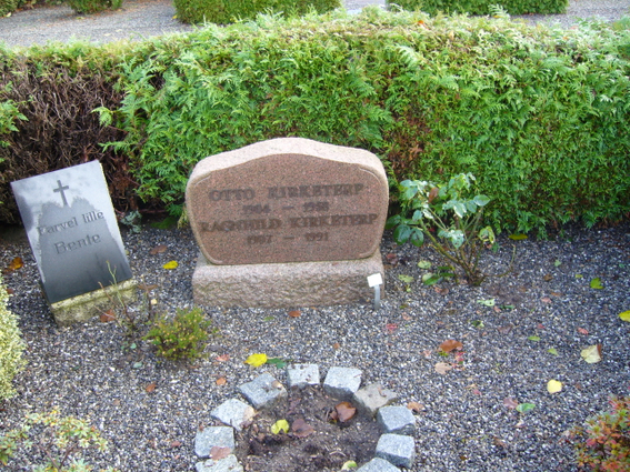 Billede af gravsten på Grinderslev Kirkegård