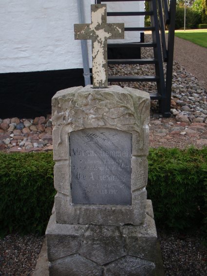 Billede af gravsten på Hjerndrup Kirkegård