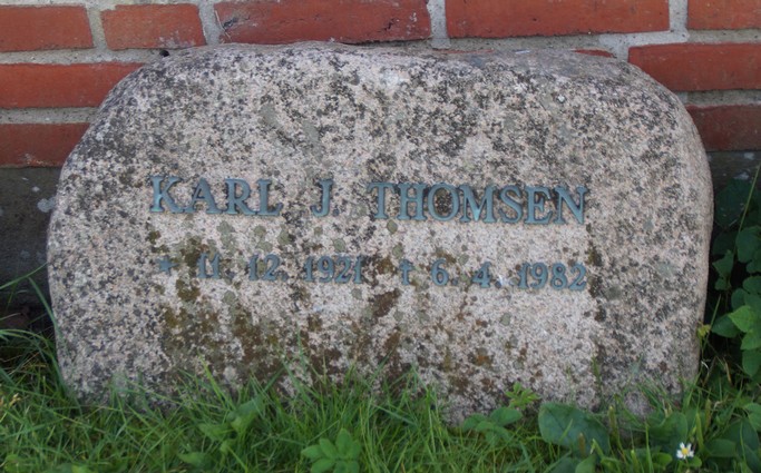 Billede af gravsten på Hou Kirkegård