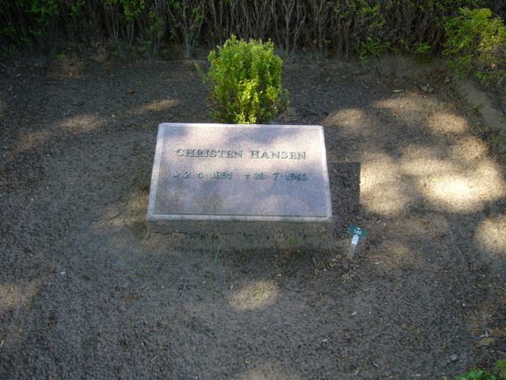 Billede af gravsten på Kvols kirkegård