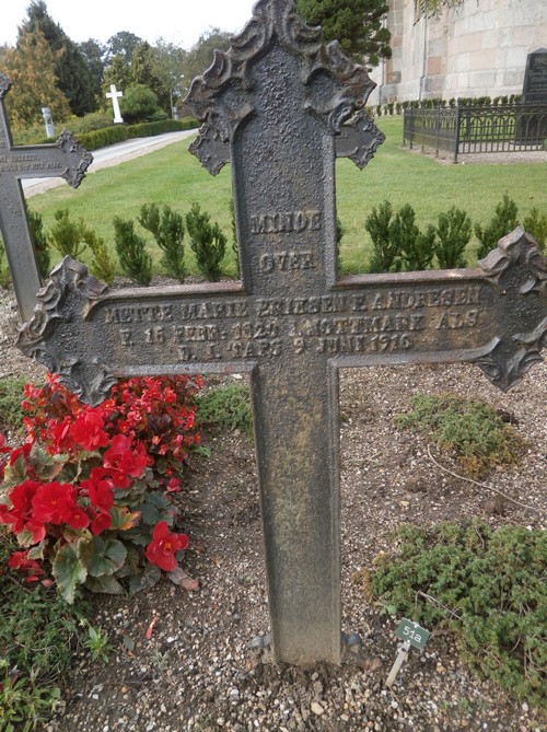 Billede af gravsten på Taps Kirkegård
