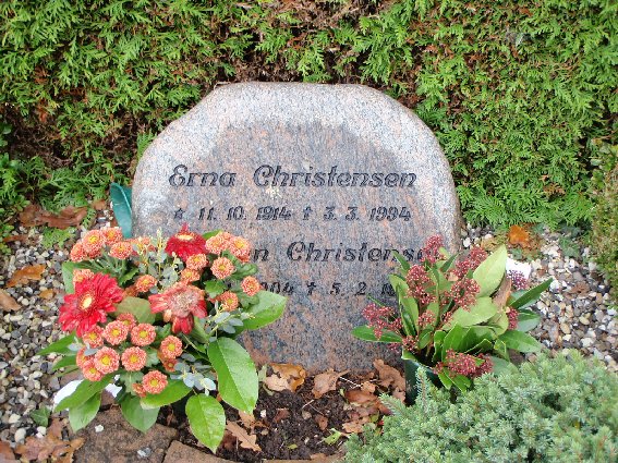 Billede af gravsten på Tyrstrup Kirkegård
