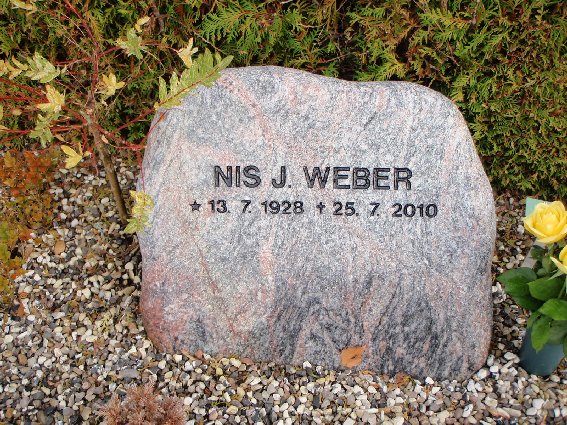 Billede af gravsten på Tyrstrup Kirkegård
